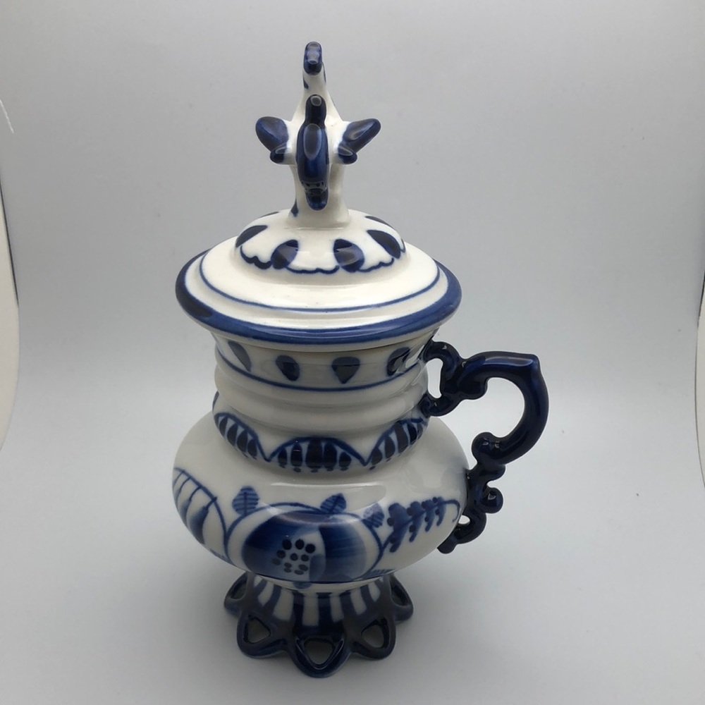 VTG Gzhel Russian hand painted porcelain cup with lid, Rooster Creamer